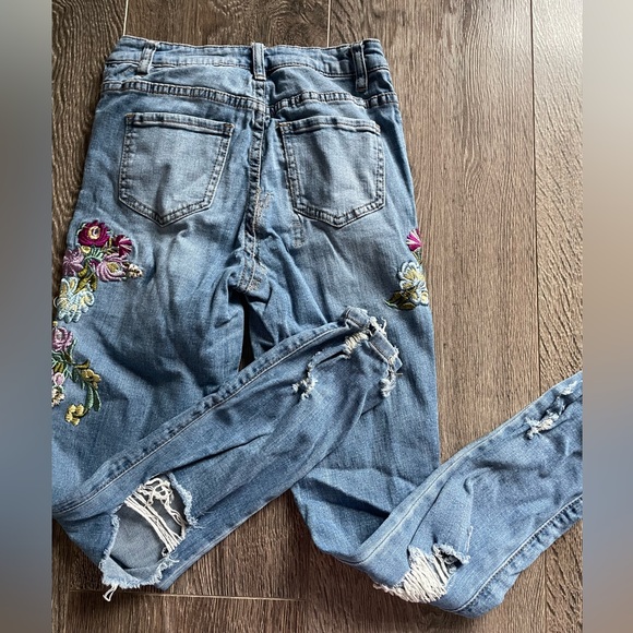 Revamped denim with floral embroidery - Picture 4 of 5